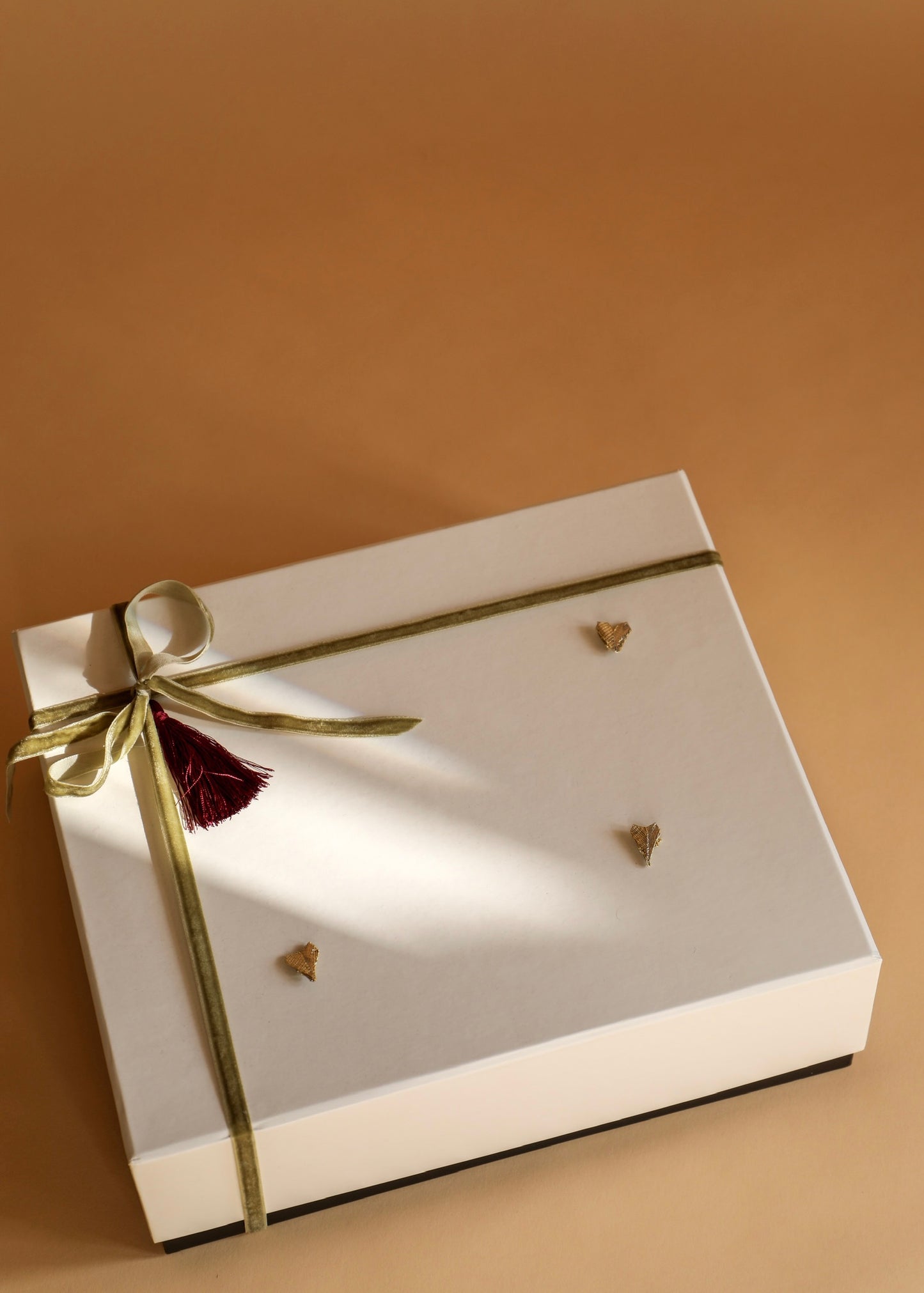This beautiful gift box features traditional decorations to make your gift memorable. Its empty interior offers endless possibilities, allowing you to customize your special present. Give an unforgettable gift with this stunning gift box.