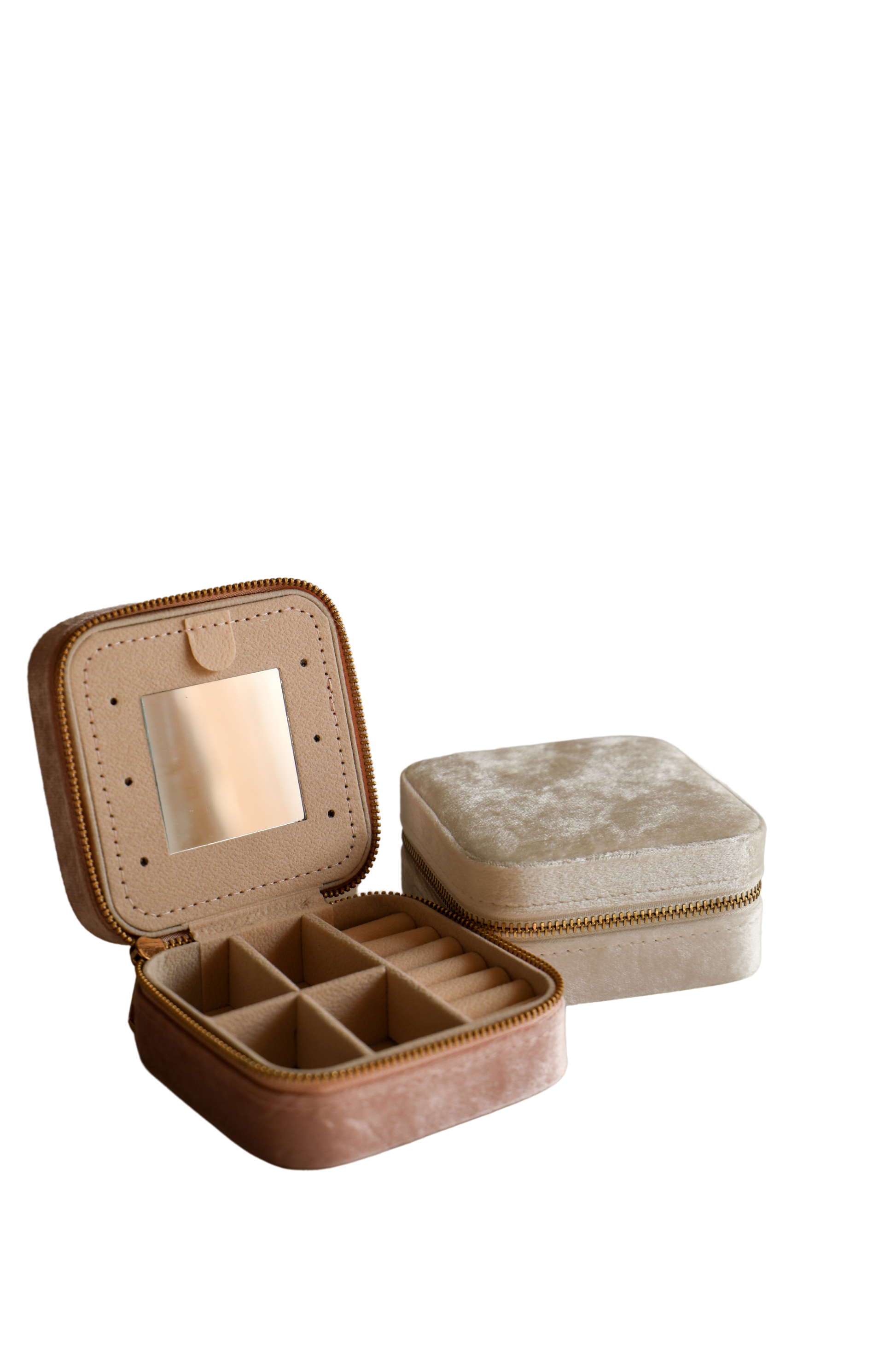 This jewelry box is the perfect bridesmaids gift to store precious pieces. Its classic design ensures lasting elegance to cherish for years to come. Delight your bridesmaids with something special!